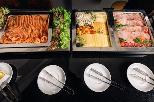 Comida en o cerca de este hotel