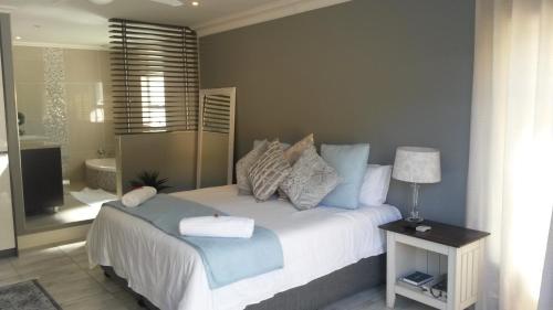 Ein Bett oder Betten in einem Zimmer der Unterkunft Reef View BnB