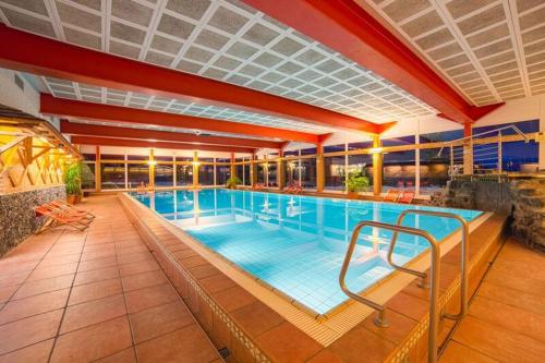 בריכת השחייה שנמצאת ב-Hotel Central Résidence או באזור