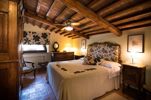 Castel ViscardoにあるAntico Podere Vitiano - Luxury country houseのベッドルーム1室(ベッド1台付)