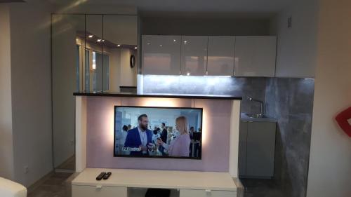 Télévision ou salle de divertissement dans l'établissement Centre Apartamenty Warszawa