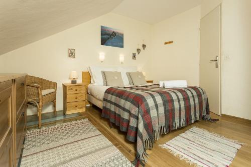 sypialnia z łóżkiem i komodą oraz łóżko sidx sidx sidx sidx w obiekcie Apartment Grepon 6 w Chamonix-Mont-Blanc