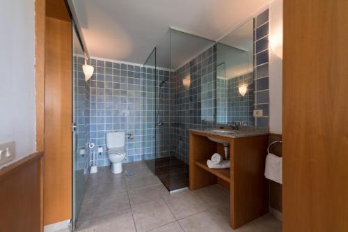 Bathroom sa eó Maspalomas Resort