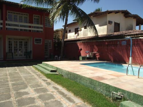 una piscina frente a un edificio en Casa em Porto Seguro, en Porto Seguro