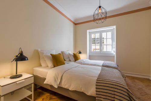 Un dormitorio con una cama grande y una ventana en Strategically Located, Pleasure Guaranteed en Lisboa