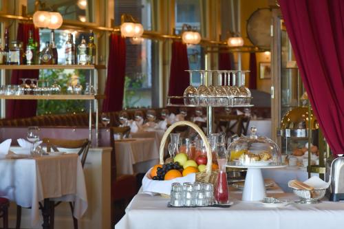 a table in a restaurant with a basket of fruit at Unique Hotel Innere Enge in Bern