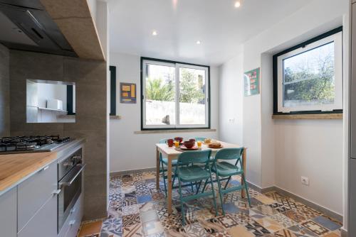 cocina con mesa pequeña y 2 sillas en Strategically Located, Pleasure Guaranteed en Lisboa