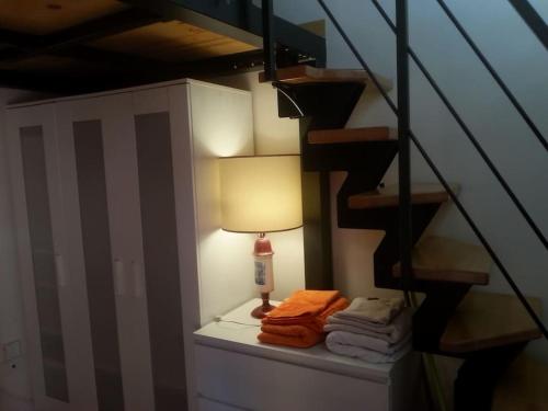 ボローニャにあるla casetta di Ginoの階段横のテーブル灯