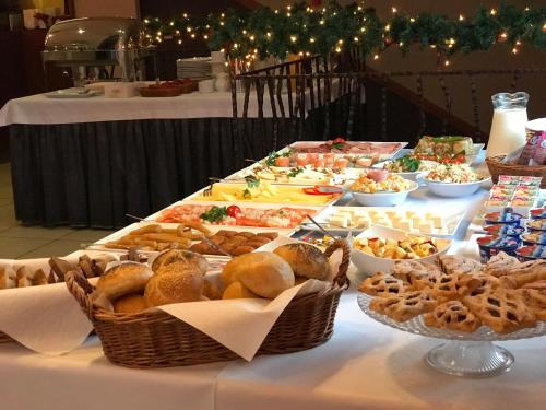 un tavolo con molti tipi diversi di cibo su di esso di Markus a Kolonowskie