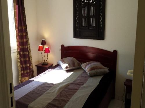 ein Schlafzimmer mit einem Bett mit zwei Kissen darauf in der Unterkunft 4SAP7 Appartement avec belle terrasse in Collioure