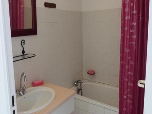 ein Badezimmer mit einem Waschbecken und einer Badewanne in der Unterkunft 4SAP7 Appartement avec belle terrasse in Collioure