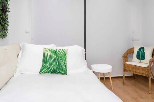 バレンシアにあるApartUP Patacona Attic Iのベッド(緑と白の枕付)