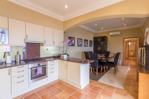 Dapur atau dapur kecil di Balancal Apartments and Villas Palheiro Village