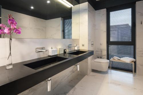 Φωτογραφία από το άλμπουμ του Ultraluxury Villa Elyzeum with Heated Pool στο Τρογκίρ