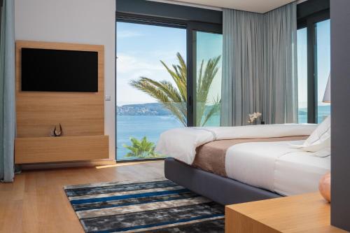 Ένα ή περισσότερα κρεβάτια σε δωμάτιο στο Ultraluxury Villa Elyzeum with Heated Pool