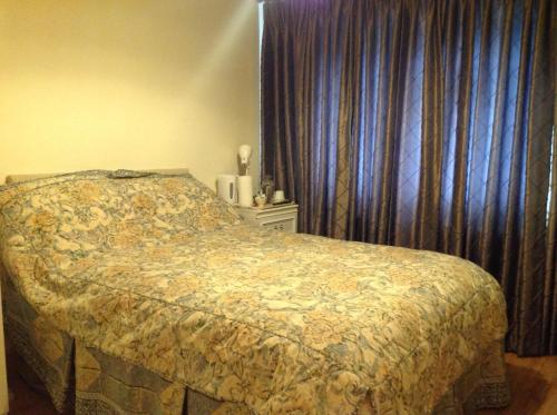 Säng eller sängar i ett rum på Shepperton Guesthouse