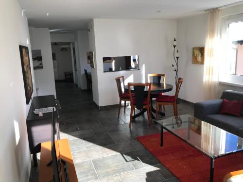 Una sala de estar con un sofá, una mesa y sillas. en Apartment D'Uval, en Arosa