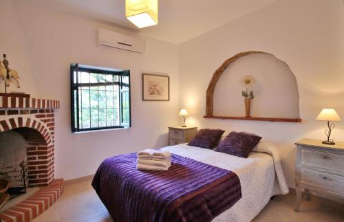 Voodi või voodid majutusasutuse Villa el Crucero with pool and Jacuzzi SpainSunRentals 1035 toas
