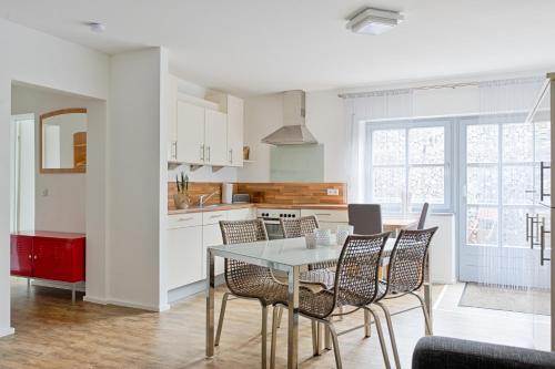 eine Küche und ein Esszimmer mit einem Tisch und Stühlen in der Unterkunft Ferienwohnung Thiergarten in Mistelgau