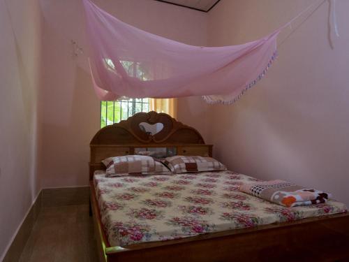 Ấp An Phú (1)的住宿－快樂民宿，一间卧室配有一张带蚊帐的床