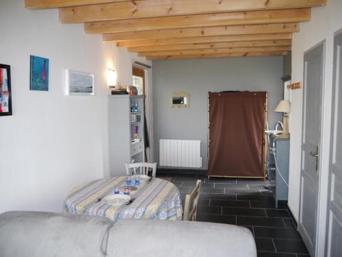 une pièce avec un lit et une table dedans dans l'établissement La Baie Saint Jean Face Mer, à Wimereux