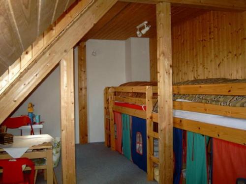 a bedroom with two bunk beds in a wooden house at Ferienwohnung Jugl in Schwarzenbach am Wald