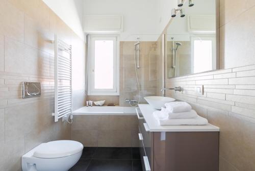 ミラノにあるSant'Ambrogio Eleganceのバスルーム(トイレ、洗面台、バスタブ付)