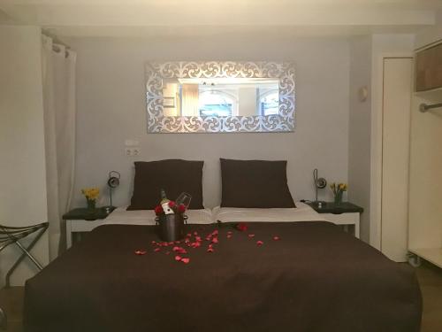 um quarto com uma cama com flores vermelhas em Amsterdam Appartment in the centre of Amsterdam em Amsterdã