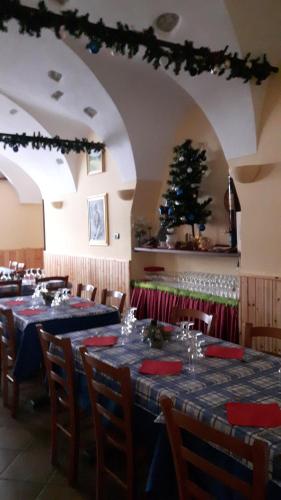 Re的住宿－Trattoria Bar Pace，用餐室配有桌椅和圣诞树