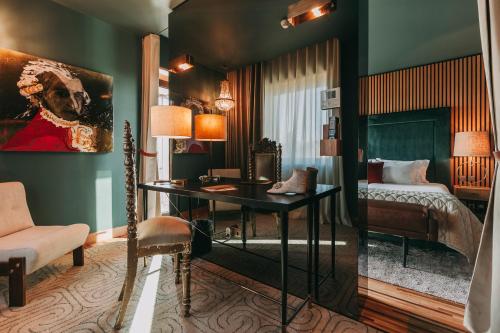 een slaapkamer met een bed en een bureau in een kamer bij Torel Avantgarde in Porto