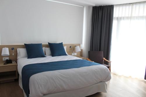 Ένα ή περισσότερα κρεβάτια σε δωμάτιο στο AQUA Hotel Onabrava & Spa 4*Sup