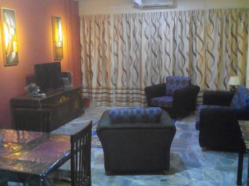 Ruang duduk di Relaxing Retreats at Cocobay Apartments