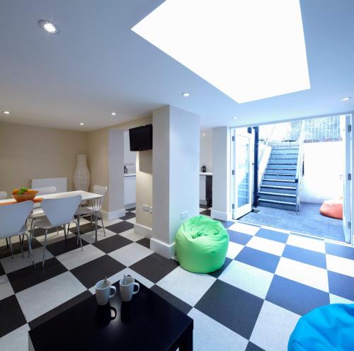 a living room with a black and white checkered floor at B&B Belgravia in London