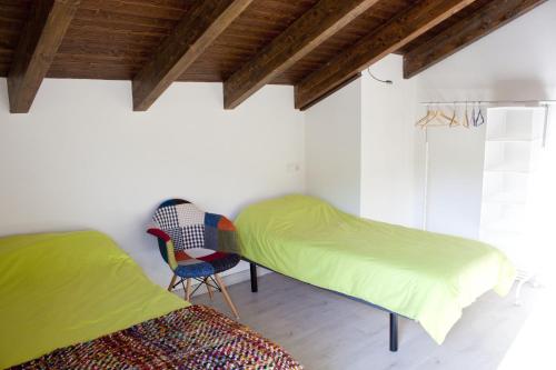 La Panera del Carbain tesisinde bir odada yatak veya yataklar