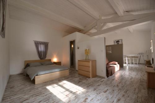 Un pat sau paturi într-o cameră la Guestazur Draguignan