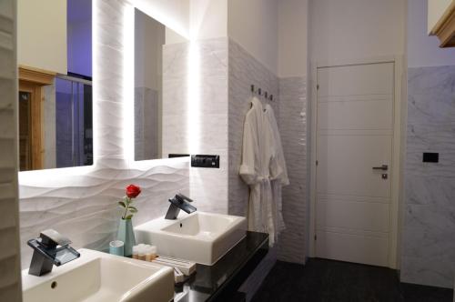 Un baño de Escape Luxury Suite - CA Domus Collection