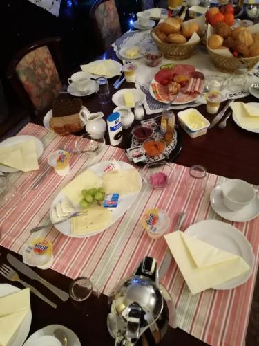 ein Tisch mit Tellern voller Essen darauf in der Unterkunft Pension-Marion in Bad Zwischenahn