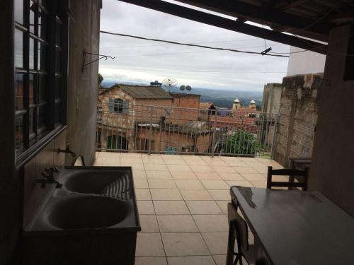 a kitchen with a sink and a view of a building at Casa da Pirâmide in São Thomé das Letras