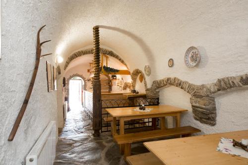 a dining room with a table and an archway at Winzerhof Supperer in Rossatz