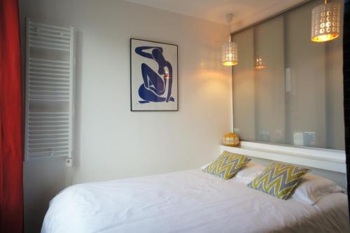 una camera con un letto bianco con due cuscini di Ze Perfect Place - Ideal ! 2 Pièces Antiquaires, Port Garibaldi a Nizza
