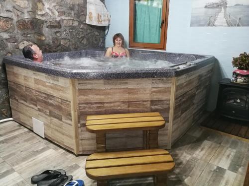 kobieta w jacuzzi z osobą w nim w obiekcie Hotel Rai w mieście Kopriwsztica