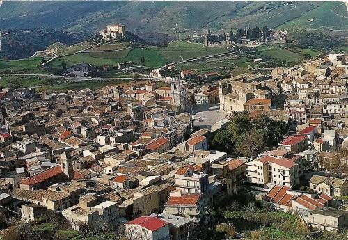 an aerial view of a city with buildings and a castle at Affittacamere La Cartiera in Palazzo Adriano