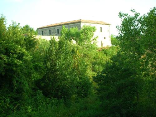 ein Gebäude inmitten einiger Bäume in der Unterkunft Antica Taverna del Principe in Sepino