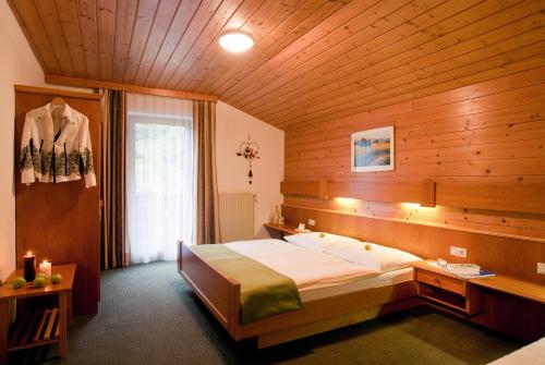 ドルフガシュタインにあるLandhaus Dorisの木製の天井が特徴のベッドルーム1室(大型ベッド1台付)
