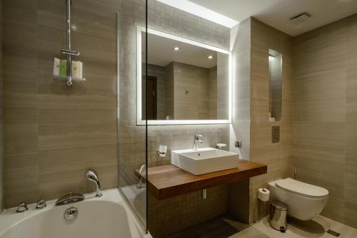 Salle de bains dans l'établissement Rosslyn Dimyat Hotel Varna