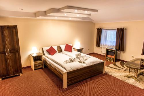 Кровать или кровати в номере Zajazd Avangarda