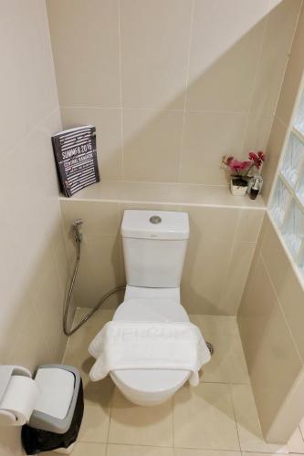 ein Badezimmer mit einer weißen Toilette in einem Zimmer in der Unterkunft DewyHouse in Chiang Mai