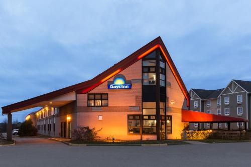 a building with a sign on the side of it at Days Inn by Wyndham Trois-Rivieres in Trois-Rivières