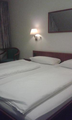 a pair of beds in a hotel room at Raststätte Hollenstedt in Hollenstedt