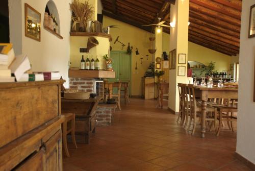 Agriturismo Cascina degli Uliviにあるレストランまたは飲食店